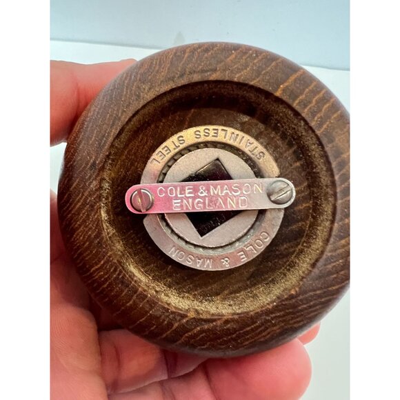 Vintage Cole & Mason Teak Wood Salt Shaker Pepper Grinder Mill 6" H x 2.75" Dia - Picture 8 of 8